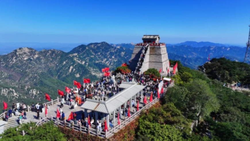 沂蒙山龟蒙景区旅游热潮高涨，引无数游客纷至沓来，宛如一幅壮丽的画卷!