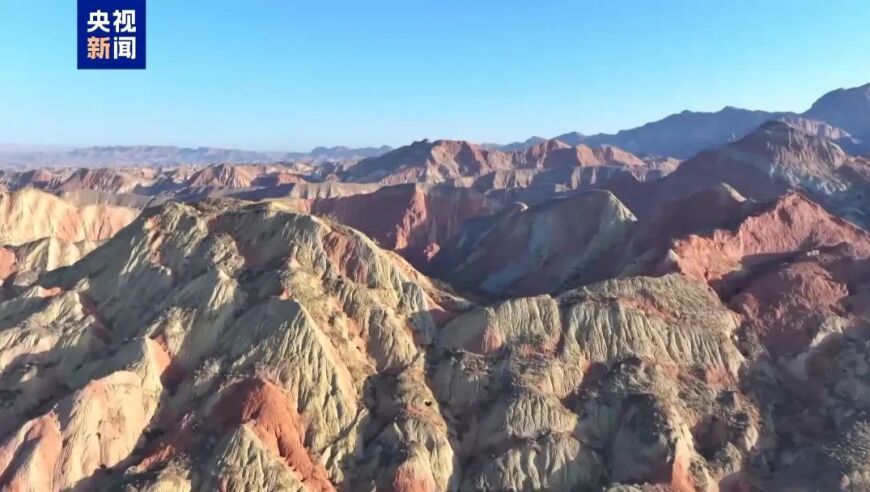 超高清空中视角，领略中国水墨丹霞的壮丽景色