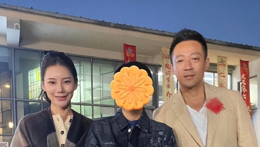 路人晒与汪小菲马筱梅夫妇合影：网友感叹马大嘴大小怪

或者

网友晒与汪小菲马筱梅夫妇合影：马大嘴的特色让人印象深刻