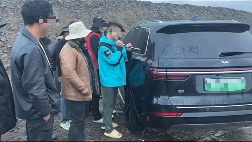 优质驾驶员遭遇山峰信号差无法打开车门的危机，车企道歉并承诺解决方案。