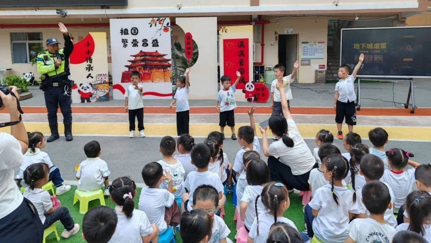 深圳交警走进学校，为孩子们普及交通安全知识