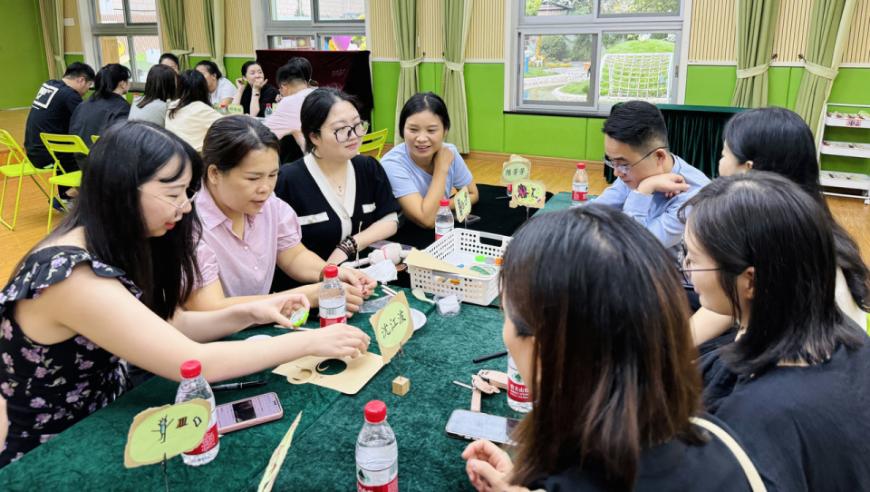 定制化：一场别开生面的幼儿园家长委员会活动——家长们共同制作指南针