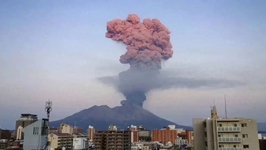 日本樱岛火山近期频繁喷发，壮观景象令人叹为观止

或者：

日本樱岛火山再次喷发，高耸的烟柱达到4000米，引发广泛关注