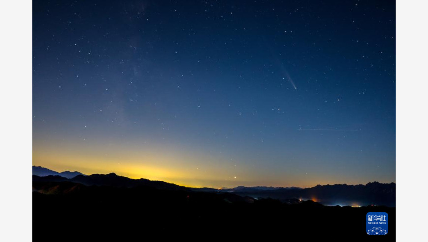 紫金山：阿特拉斯彗星的神秘光辉照亮了壮丽的长城