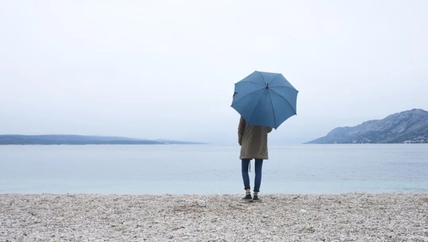 领悟中年，人的生命就像河流一般，无法逆流而上。只有懂得珍惜与放下，才能让生命得以延伸。