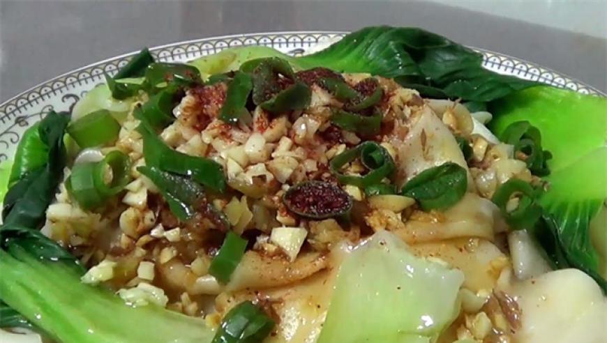 如何制作美味的油泼面：饺子皮教你轻松完成美食烹饪