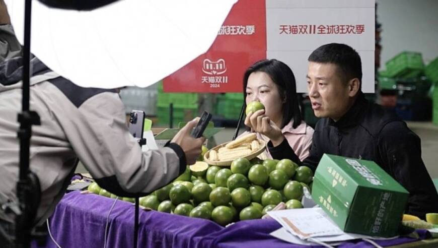 源头云南，深夜直播间售出六万斤冰糖橙，品质保证！

双十一狂欢首日，源头云南的冰糖橙在直播间被一晚秒杀完！

探索源产地云南，电商直播瞬间售罄六万斤冰糖橙！

电商夜市，源头云南冰糖橙刷新销量纪录，瞬间售出6万斤！

限时优惠，电商平台秒杀源头云南冰糖橙，一夜售出六万斤！

以上都是一些基础版本，你可以根据实际情况进行修改和补充。希望能帮到你！