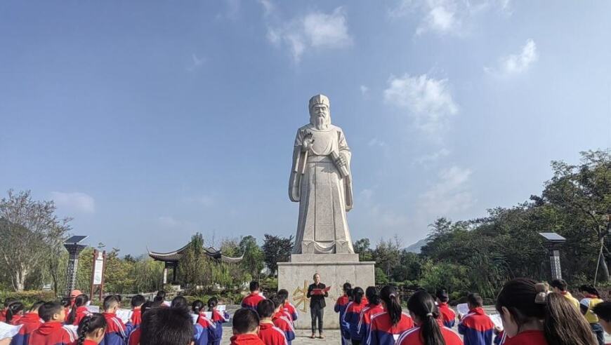 趣味盎然的朱熹秋游活动：让孩子们在校园里一同体验秋天的乐趣