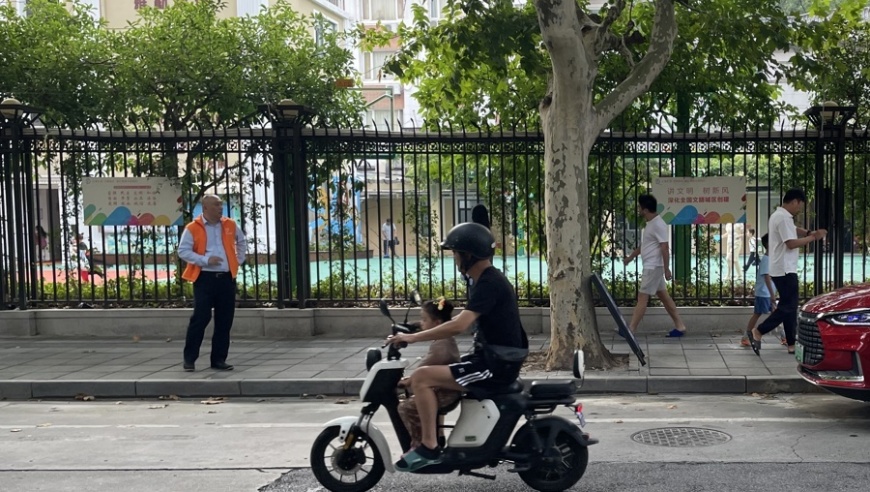 孩子乘电动车不戴头盔?家长疏忽将造成重大隐患!请务必严格监管孩子的安全出行!