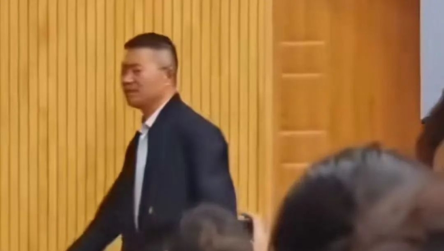 云南某学校臭肉事件最新后续！校长被免职，罚款10万，但我想说：太轻了！