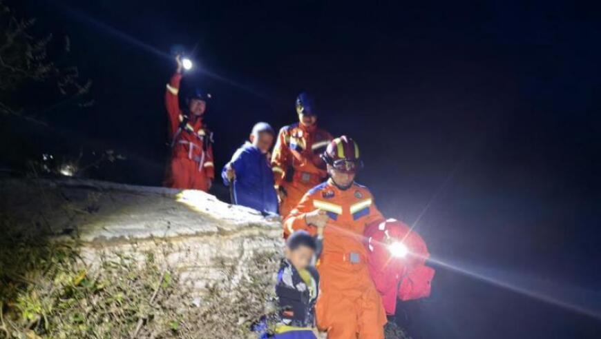 河北一书院师生家长在攀登活动中遭遇迷路，京冀两地消防紧急救援行动