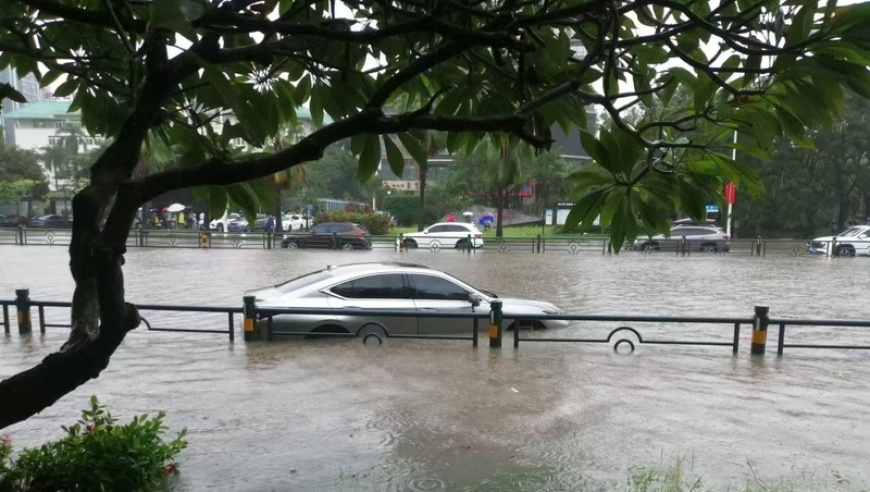 暴雨袭击：神秘的‘潭美’残留涡与冷空气交汇，海南岛南部再现极端天气现象