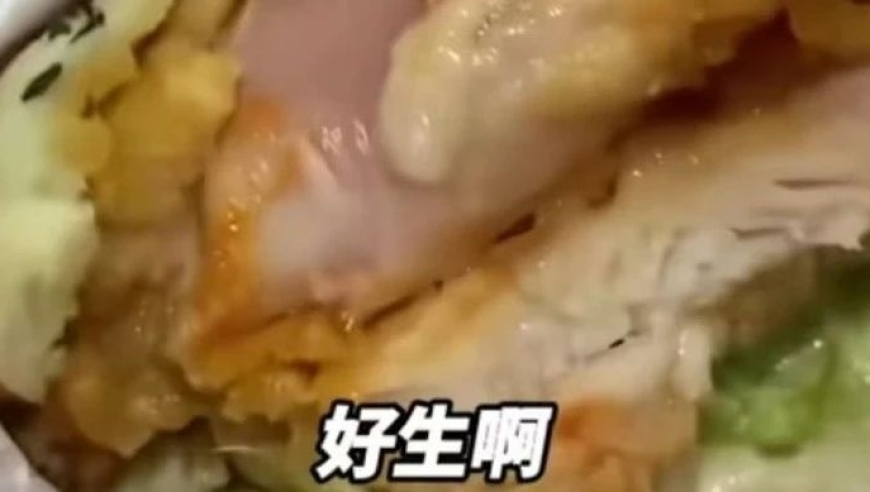 知名汉堡疑食生鸡肉引热议，门店回应已暂停营业进行调查。曾因生鸡肉赔百元，现已删除相关帖子。