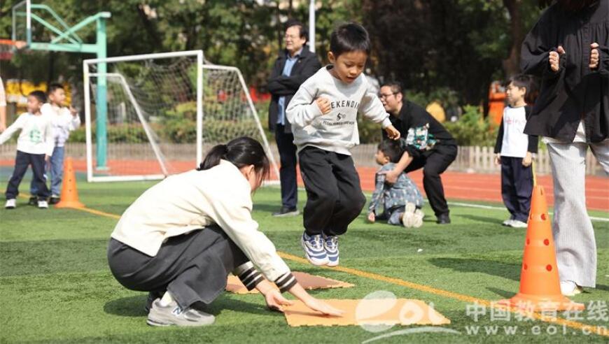 杭州市长阳小学一年级家长开放日：温情相伴，携手共进