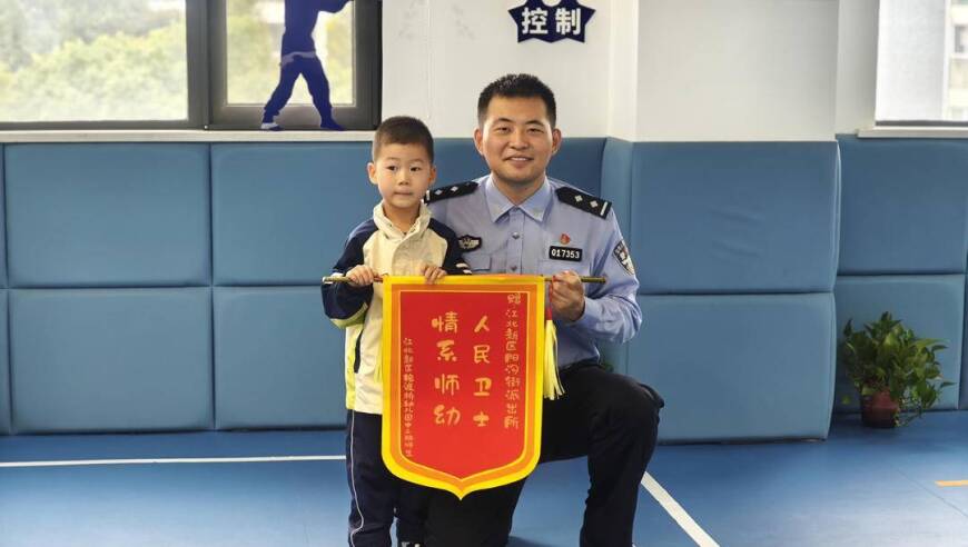 孩子们致谢警察：送‘超萌’锦旗，暖心举动感动了民警