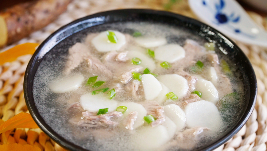 告别寒冷，温暖一整冬：牛肉与生姜的美食烹饪秘籍

这个标题包含了两个关键词：“秋冬换季”、“保暖”，以及“牛肉煮一锅”和“生姜”。这样的标题简洁明了，易于理解，并且能够引起读者的好奇心。同时，“牛肉煮一锅”的也能让人联想到温暖的食物和冬天的主题，因此也容易引发人们的兴趣。总的来说，这是一个很好的标题，可以帮助你在众多标题中脱颖而出。