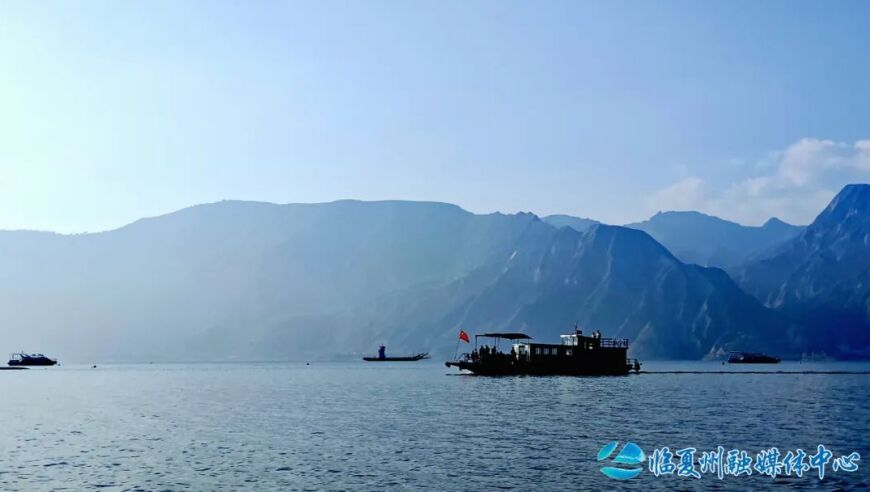 穿越秋天，探索临夏‘小洱海’：寻找美丽的自然之美