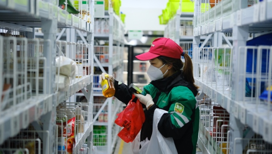 叮咚买菜杭州首度试水无人车，未来社区驿站或成为热门商品

揭秘：叮咚买菜联手机器人送货，引领无人车出行潮流；据称，杭州将试用更多无人车在社区设立站点

社区驿站转型关键期：叮咚买菜欲借无人车抢占先机，下一步规划如何发展？

2023年，你的社区将变成怎样的模样？随着无人车的引入，叮咚买菜是否能改变现状？请期待！

知名电商巨头叮咚买菜开启无人配送之旅，阿里巴巴杭州有望再创一番新景象。专家预测，该行或将引领社区新零售格局升级。