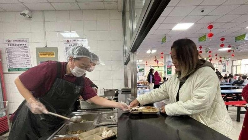 浑南一校实施家长进校陪餐，迎来前所未有的亲子互动新风尚