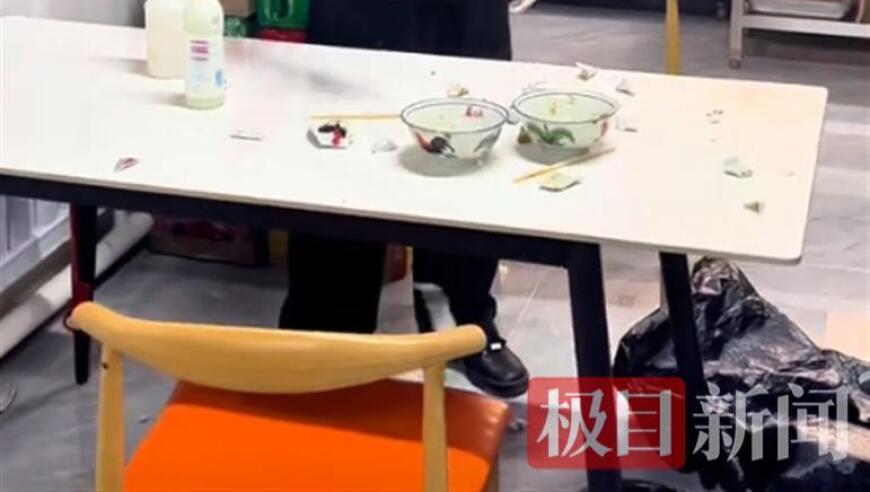 滕曼夫妇餐饮事件：食品安全疑云仍笼罩，店家暂停营业消除隐患

滕曼夫妇自证清白：疑似患病已排除，但疫情尚在扩散，店家已全面消杀