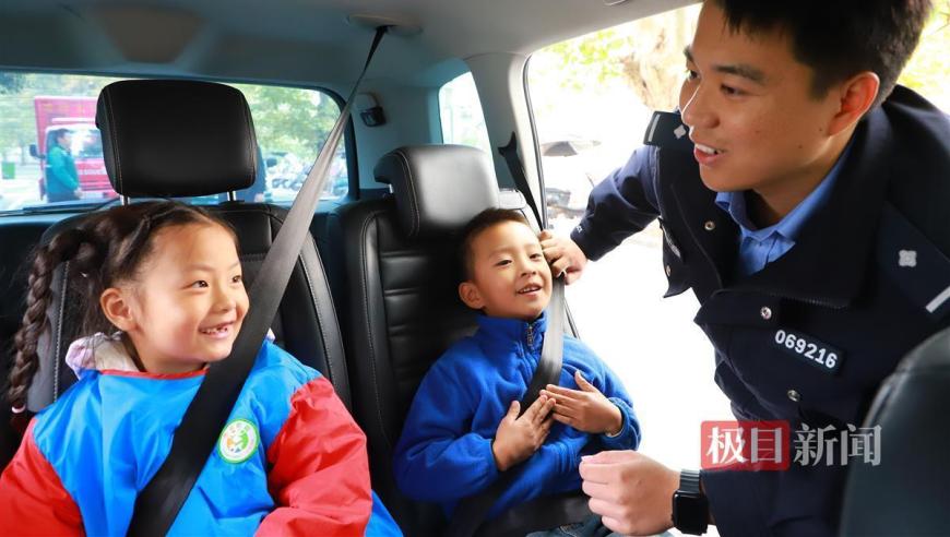 幼儿园孩子在警车里快乐学习安全知识，互动式的教育体验获好评