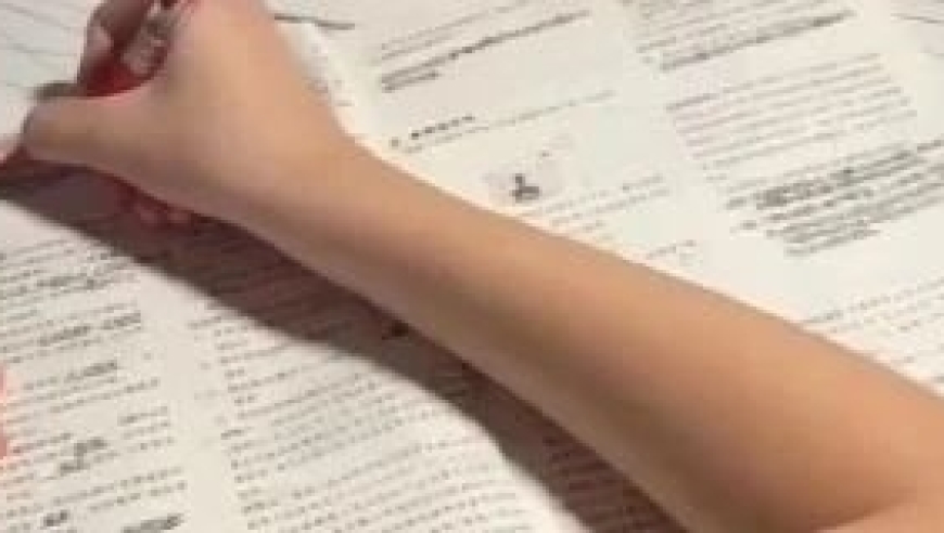 女子替孩子写作业，被发现后回怼老师