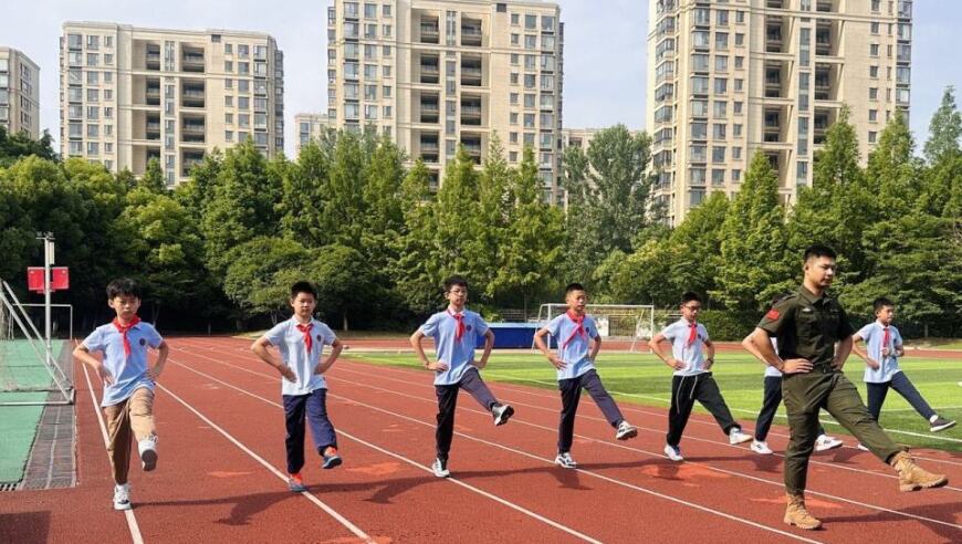 强化军训精神，激发孩子军人自豪感——如何通过培养孩子的责任感和军事意识提升校园绿化环境