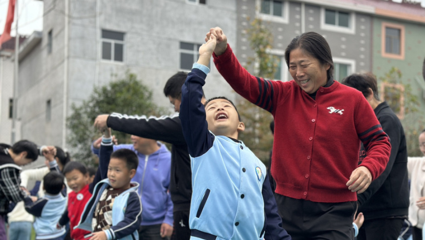 萌娃引领亲子互动，共同绘制精彩成长篇章