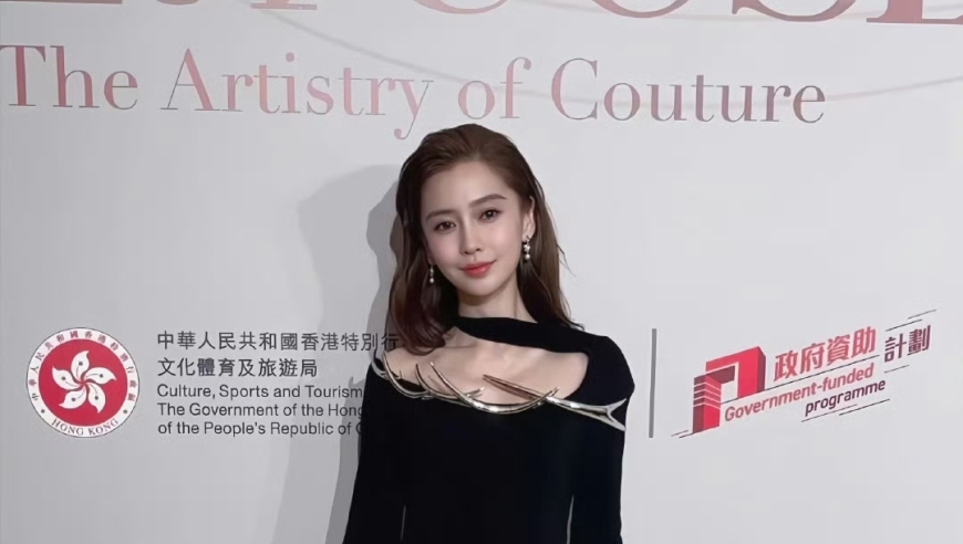 Angelababy 来临某活动现场，超模身材引人注目，一袭高定秀显奢华韵味