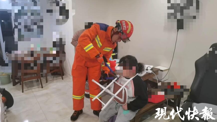 小小年纪遭遇尴尬：熊孩子被卡在小椅子上！