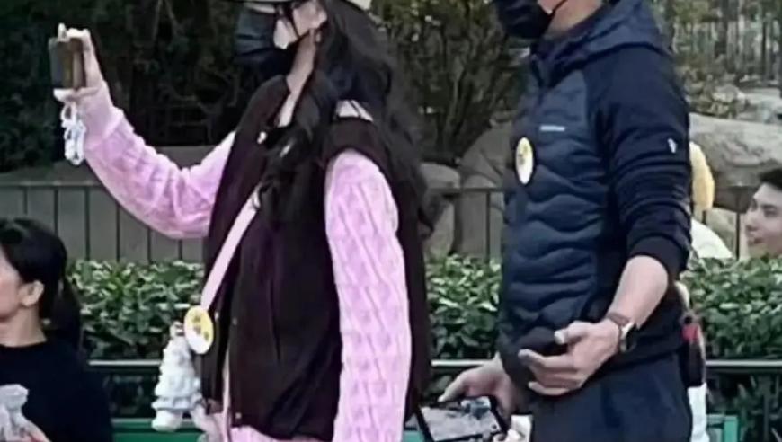 唐嫣与罗晋的女儿在迪士尼游园：两人精心装扮，肚子里填满了甜蜜

或者

唐嫣罗晋家庭出游：一家三口穿戴整齐，女儿身怀幸福孕育希望