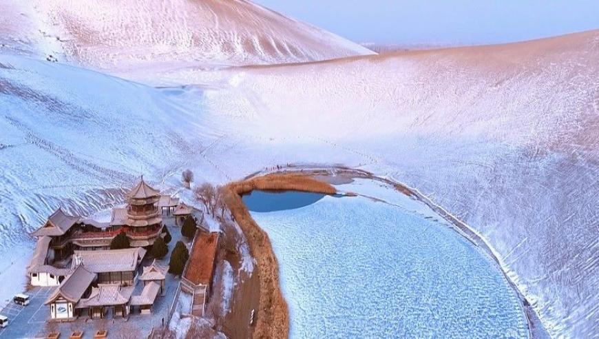 银装素裹，雪山鸣沙山月牙泉：纯净世界的独特画卷