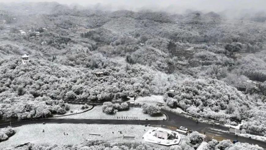 百里杜鹃初雪景象如画，独具黔地魅力的花山裹银装