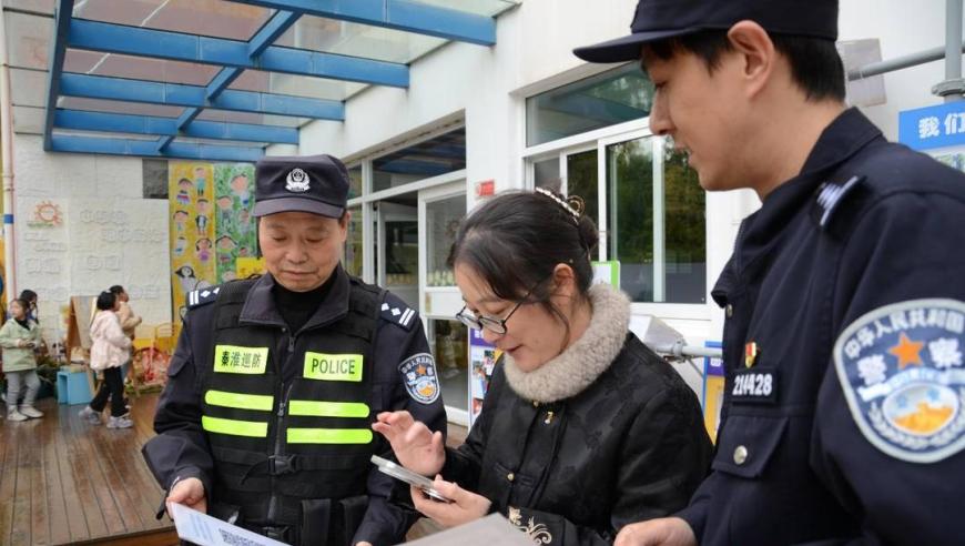 民警寓教于乐，走进幼儿园进行金融安全知识普及，受到家长的一致好评