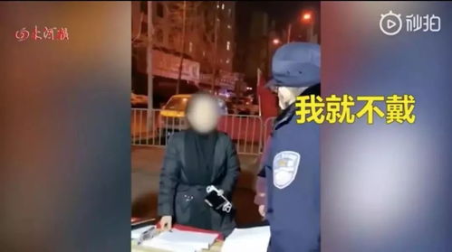 涉事女警被指卖淫遭村民炮轰：派出所负责人已暂停职务，事件调查仍在进行中

警方成功驱赶涉事女子至警车内，但村民持续挑衅且闹事：涉事女警已被停职，公安部门正全面调查此事