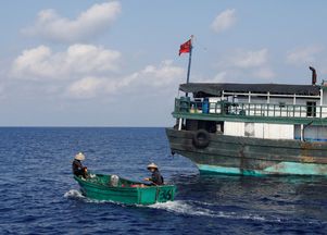 中国捍卫黄岩岛：100艘菲律宾渔船挑衅未果，强硬戏码再度上演