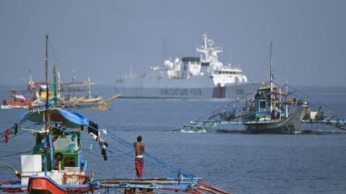 中国捍卫黄岩岛：100艘菲律宾渔船挑衅未果，强硬戏码再度上演