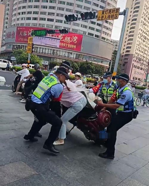 海口一女子骑电动车被交警强力拽下事件引发关注，海口交警回应详细情况