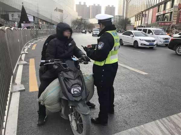 海口一女子骑电动车被交警强力拽下事件引发关注，海口交警回应详细情况