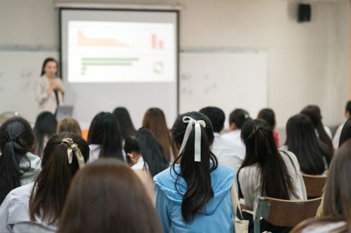 高校辅导员心中的‘脆皮大学生’：从抑郁走向自残的转变过程