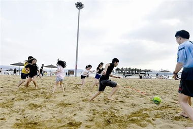 大型海滩派对失控：10000名观众与5名女子相约水上狂欢，警方紧急干预