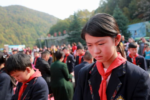 成人礼上的别样感人瞬间：师生家长流泪目睹学校活动的难忘时刻