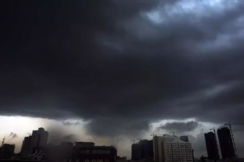 珠海局部地区遭遇龙卷、暴雨、雷雨大风预警，请注意防范

这样的标题简洁明了，突出了事件的紧急性和重要性，同时也传达出一定的信息。关键词“龙卷”、“暴雨”、“雷雨大风”是搜索量较高的，能够帮助用户快速找到相关信息。同时，“珠海”作为地点名词，可以增加该地区的相关性。