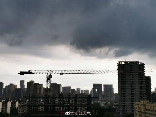 珠海局部地区遭遇龙卷、暴雨、雷雨大风预警，请注意防范

这样的标题简洁明了，突出了事件的紧急性和重要性，同时也传达出一定的信息。关键词“龙卷”、“暴雨”、“雷雨大风”是搜索量较高的，能够帮助用户快速找到相关信息。同时，“珠海”作为地点名词，可以增加该地区的相关性。