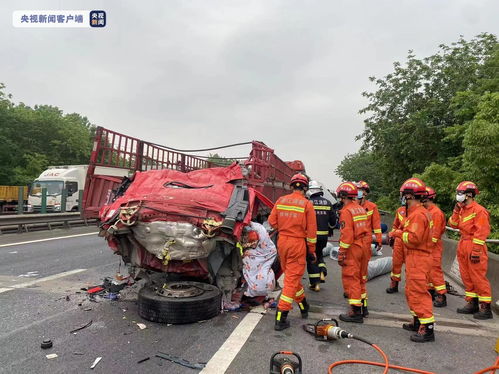 广东梅龙高速突发塌方，18辆货车被困31人紧急送往医院