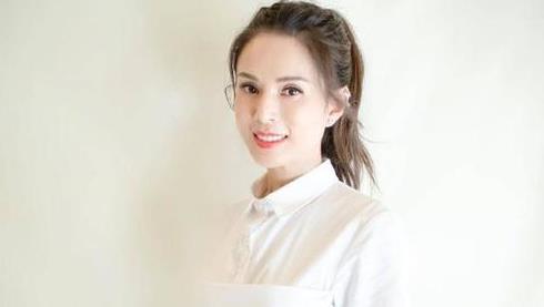 互联网女王周润发的女儿逆袭：从初入职场的‘晶女郎’到现在的魅力女神