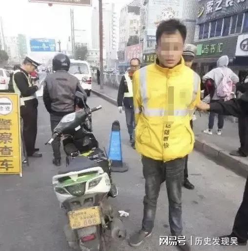 北京男子驾驶冲撞红绿灯外卖小哥，警方公布其已依法刑事拘留