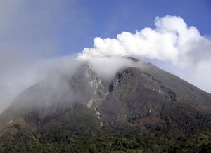 印尼火山爆发：居民被迫转移，引发巨大社会和经济影响

印尼火山喷发：危险的自然灾害给当地居民带来生活挑战