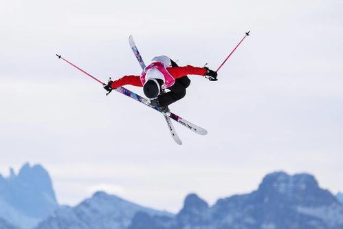 逆袭全场！美国滑雪明星谷爱凌在英国王室晚会上一战成名，绿色丝带裙引领时尚潮流