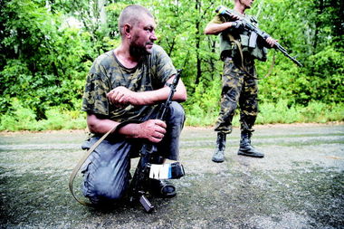 乌克兰士兵点燃特朗普像之际，数字人出现，真假难辨的网络事件揭示其中真相